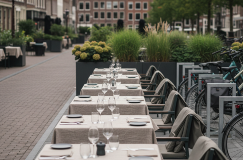 Restaurantterras met gedekte tafels, een vrije looproute en elektrische fietsen in rekken